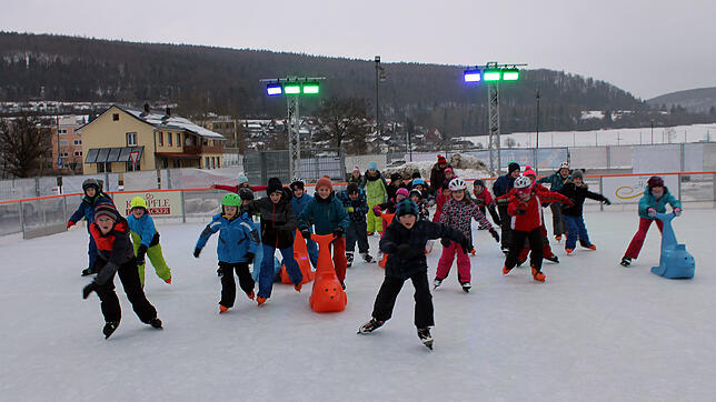 Die Schülerinnen und Schüler der Kardinal-Bea-Schule spurten über die Eisbahn und freuen sich über die wunderbare Sportstunde.