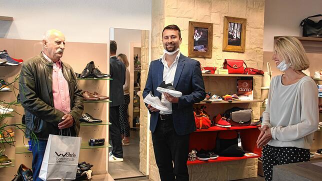 Sie freuen sich, dass das Singener Schuhhaus Franco Bonoldi wieder wie andere kleinere Geschäfte öffnet: (von links) Kunde Manfred Marx, ...