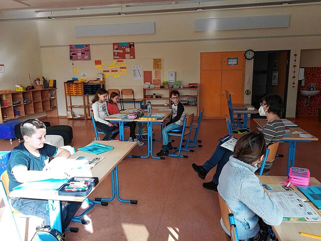Die Grundschüler in Riedöschingen genießen den Wiederbeginn der Schule. Bild: Angelika Sitte