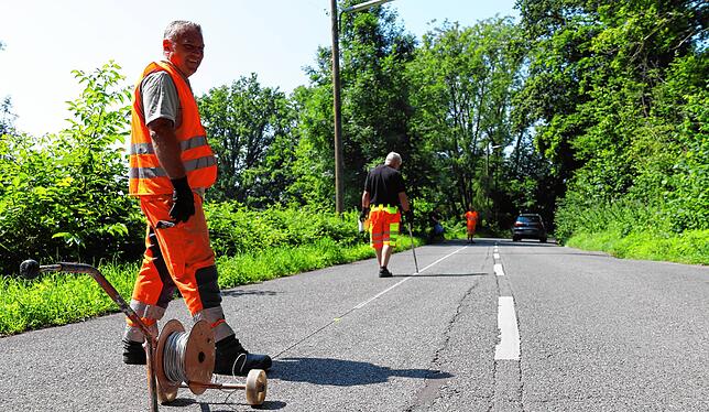 Mitarbeiter der Technischen Betriebe Konstanz markieren den neuen Fahrradstreifen auf der Eichhornstraße.