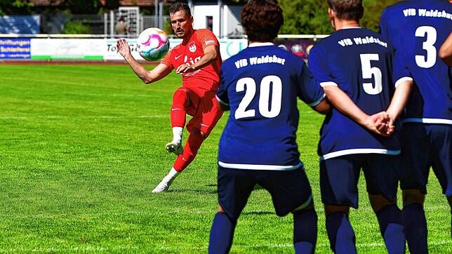 Das schönste Tor: Sieben Treffer erzielte der FC Tiengen 08 im Derby gegen den VfB Waldshut. Hier zeigt Tomas Masek die hohe Kunst des ...