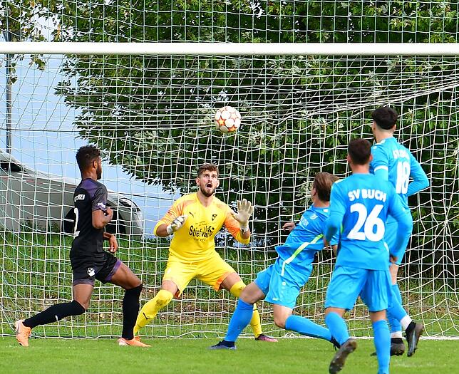 Reflex: Betim Berisha hielt den FC Wittlingen mit seinen Paraden im Spiel. Hier wird er gleich den Schuss von Tim Birkenheier (Mitte) ...