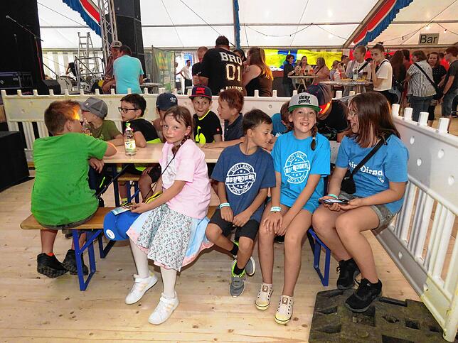 Bild 13: Dorfrocker rocken Festzelt in Leipferdingen