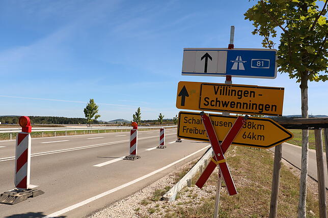 Auffahrt gesperrt, Schild informiert: Diese Aussage fehlt im Stadtgebiet.