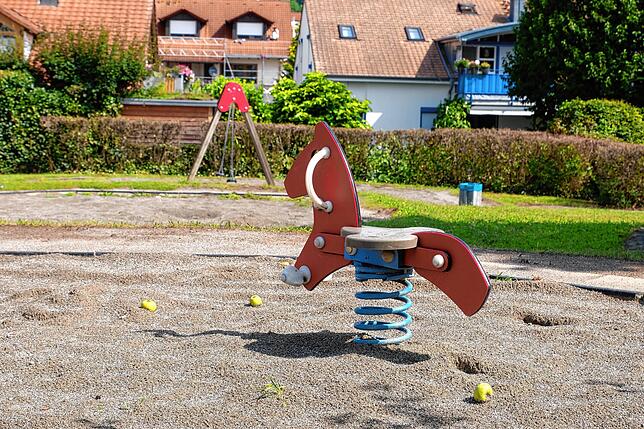 Zwei Wippen und zwei Schaukeln sind noch da.