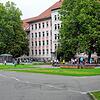 Endlich wieder Schule! Auf dem Pausenhof der Pestalozzi-Grundschule in Friedrichshafen wird wieder gespielt. Während der Pausen auf dem ...