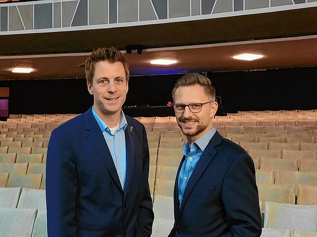 Freude über die geglückte Premiere: Intendant Jochen Frank Schmidt (links) und Produzent Alexander Dieterle im Gloria-Theater in Bad ...