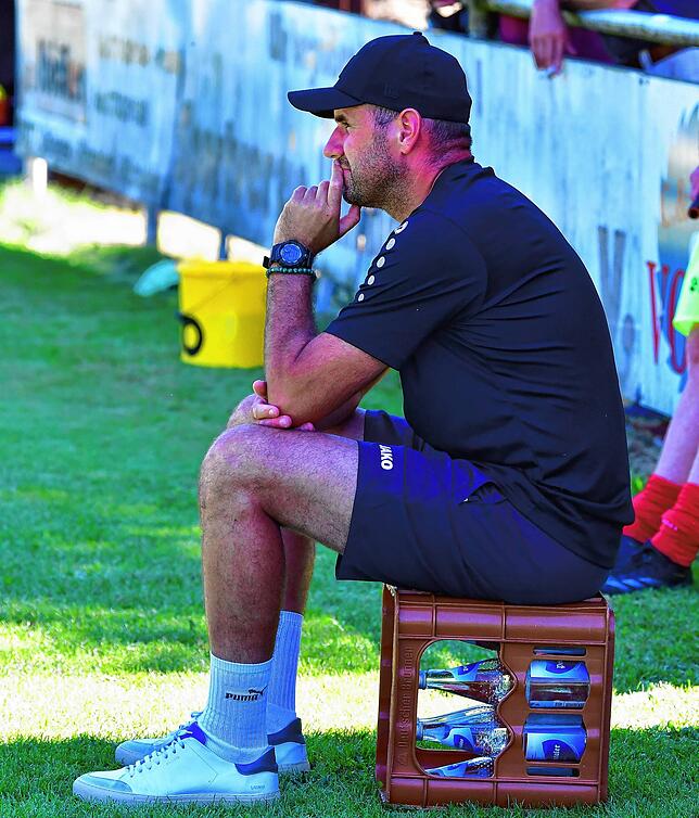 Ratlos: Trainer Michael Gallmann war schwer enttäuscht nach der 2:6-Startpleite des FC Schlüchttal gegen den TuS Stetten: „Das war sehr ...