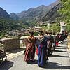 Von der Festung kommend öffnet sich der Blick auf Fenestelle, ein charmantes Bergdorf im Chisone-Tal im italienischen Piemont nahe zur ...