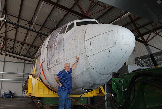 Jürgen Vietor vor der Rumpfnase der "Landshut". In einem Hangar des Bodensee-Airports wartet die Maschine darauf, wieder zusammengebaut ...