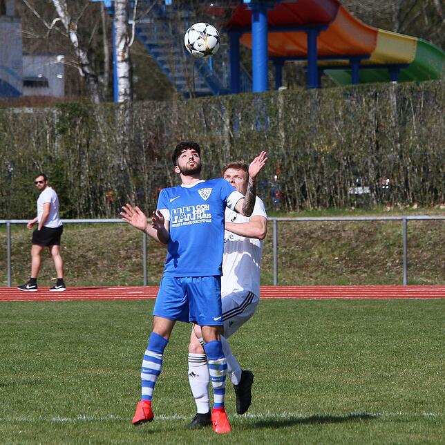 Pechvogel: Alessandro Mastrangelo (vorn, gegen Wehrs Alexander Rebis) vom SV Weil II verhinderte auf der Torlinie mit dem – ...