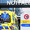 Ein Krankenwagen fährt in die Einfahrt eines Krankenhauses in Bern. Wegen rasant steigenden Corona-Infektionszahlen schrillen in der ...