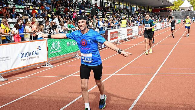 Das Bild von Andreas Apruzesse ist vom Zieleinlauf beim Baden-Marathon in Karlsruhe 2019, seinem ersten Marathon auf Wettkampfebene. Er ...