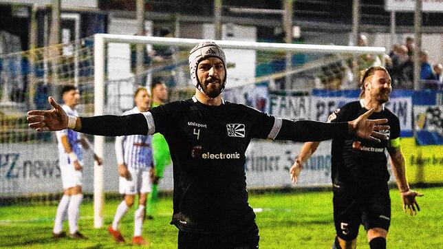 Mann mit Helm und Köpfchen: Der Villinger Mauro Chiurazzi freut sich beim Spiel in Pforzheim über seinen Treffer zum 0:1. Bild: Eibner