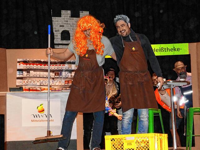 Thomas Martin (links) und Alexander Heigle als Claudia und Roland vom M+M Mittelaltermarkt.
