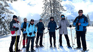 Mit Schneeschuhen unterwegs: Die Wandergruppe des Schwarzwaldvereins hätte kaum einen besseren Tag erwischen können. Foto: Marietta Michel