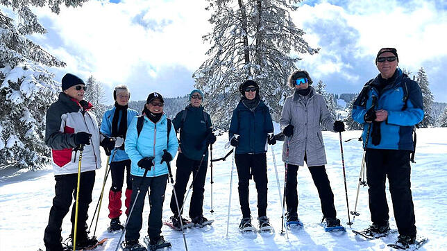 Mit Schneeschuhen unterwegs: Die Wandergruppe des Schwarzwaldvereins hätte kaum einen besseren Tag erwischen können. Foto: Marietta Michel