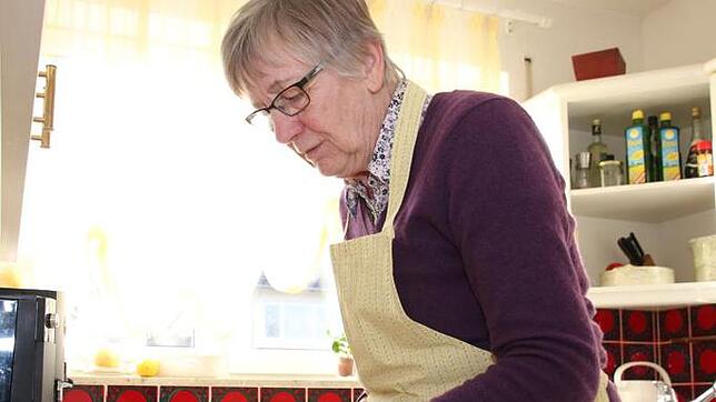 Mit dem Sägemesser schneidet Meta Sieber aus Inzigkofen den Teig-Cake der "Davoser Totenbeinli" zunächst in Scheiben und dann in Streifen.