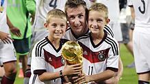 Miroslav Klose nach dem WM-Sieg 2014 mit seinen Söhnen Luan und Noah.