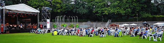 Mit einer Opern-Gala feierte die Südwestdeutsche Philharmonie bei der ersten Sommerwiese im Jahr 2020 im Bodensee-Stadion, dass nach dem ...