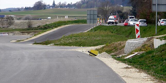 So soll die Auffahrt funktionieren: Über eine Rampe wird die neue Fahrbahn (vorn) an die alte B33 (rechts) angeschlossen.