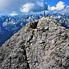 Der metergroße tiefe Spalt auf dem Gipfel des Hochvogels im Allgäu. Forscher dokumentieren seit Jahren, wie der Riss auf der Grenze ...
