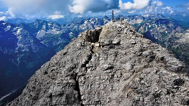 Der metergroße tiefe Spalt auf dem Gipfel des Hochvogels im Allgäu. Forscher dokumentieren seit Jahren, wie der Riss auf der Grenze ...