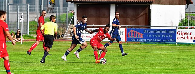 Bild 5: SV Jestetten müht sich zu einem 2:0 gegen Aufsteiger SV Blau-Weiß Murg &ndash; und wir haben Bilder!