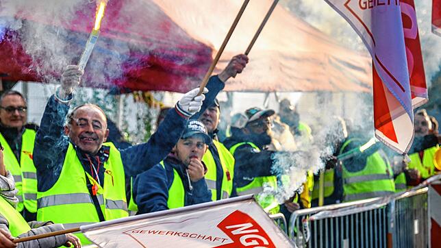 Mit Trillerpfeifen, Bengalos und Gewerkschftsfahnen für mehr Geld: Mitarbeiter von Hügli traten in einen Warnstreik. Nun wurde ein neuer ...