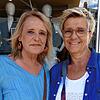 Tatjana Futter (von links) und Sylvia Faller nutzen die Mittagspause, um bei schönem Wetter in der Donaueschinger Innenstadt zu shoppen, ...