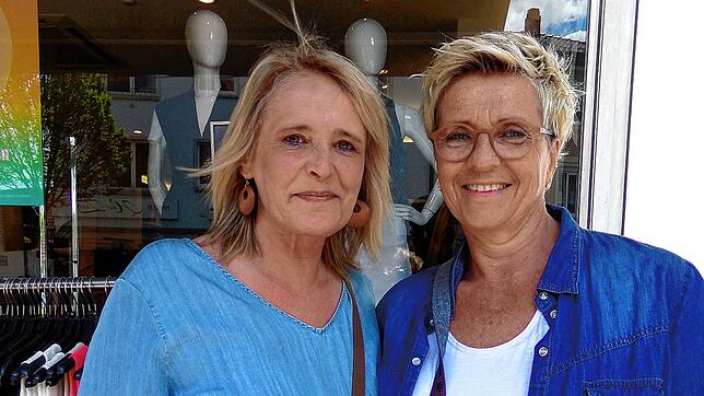 Tatjana Futter (von links) und Sylvia Faller nutzen die Mittagspause, um bei schönem Wetter in der Donaueschinger Innenstadt zu shoppen, ...