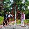 Die neue Kletterpyramide auf dem Abenteuerspielplatz in Böhringen wurde symbolisch eingeweiht (von links): OB Simon Gröger, ...