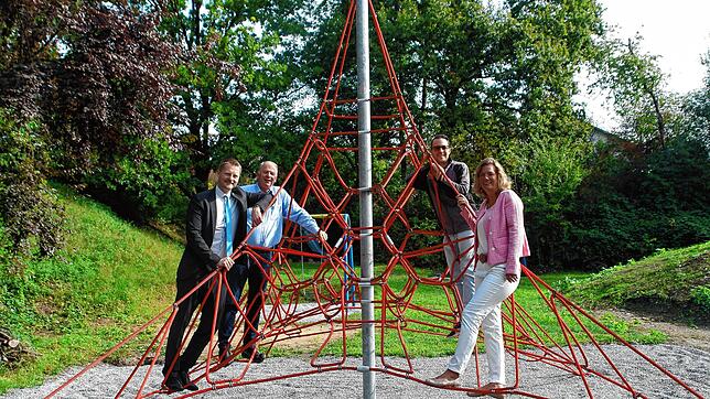 Die neue Kletterpyramide auf dem Abenteuerspielplatz in Böhringen wurde symbolisch eingeweiht (von links): OB Simon Gröger, ...