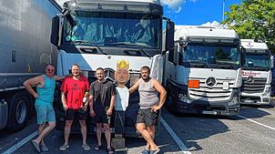 Die Kraftfahrer Anatol Orlow (von links), Dzmitry Tserbau, Vladimir Zmylinski und Vital Bandarenka bei der Aktion Lenkpause mit ...