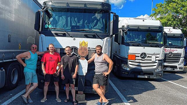 Die Kraftfahrer Anatol Orlow (von links), Dzmitry Tserbau, Vladimir Zmylinski und Vital Bandarenka bei der Aktion Lenkpause mit ...