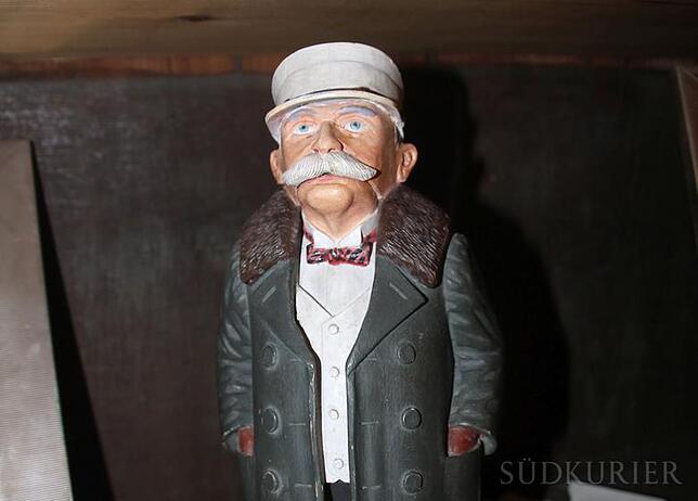 Wie populär Graf Ferdinand von Zeppelin war und ist, zeigt dieser uralte Nussknacker aus Holz, der seinem typischen Abbild nachempfunden ...