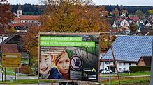 Ein unübersehbares Protestplakat gegen den Standortübungsplatz steht bereits vor den Toren Tannheims. Bild: Jörg-Dieter Klatt