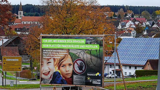 Ein unübersehbares Protestplakat gegen den Standortübungsplatz steht bereits vor den Toren Tannheims. Bild: Jörg-Dieter Klatt