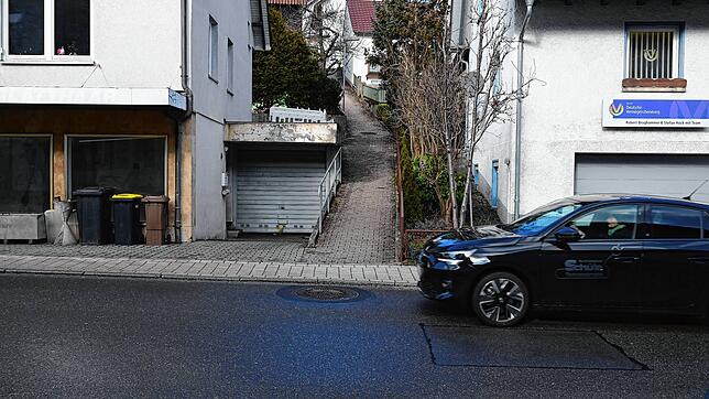Nun kommt er doch nicht, der Zebrastreifen aus Richtung Hauptstraße in die Löwenstraße. Das Vorhaben lässt sich nicht umsetzen. Bild: ...