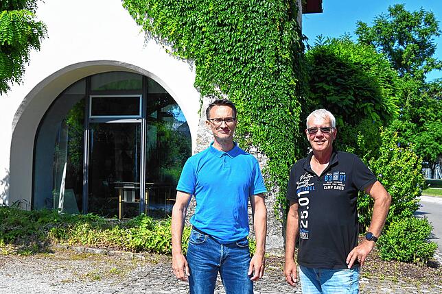 Mitarbeiter Henry Rzewiczok (links) und Chef Thomas Krämer stehen im September vor dem Torhaus. Im ehemaligen Torbogen ist das ...