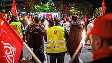 Mitarbeiter von Porsche nehmen am 29. Oktober 2024 vor dem Porsche-Werk in Stuttgart-Zuffenhausen mit Fackeln und Fahnen an einem ...