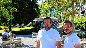 Stephan (links) und Thorsten Rauscher haben unterhalb des Stadtbahnhofs ihren Biergarten eröffnet.