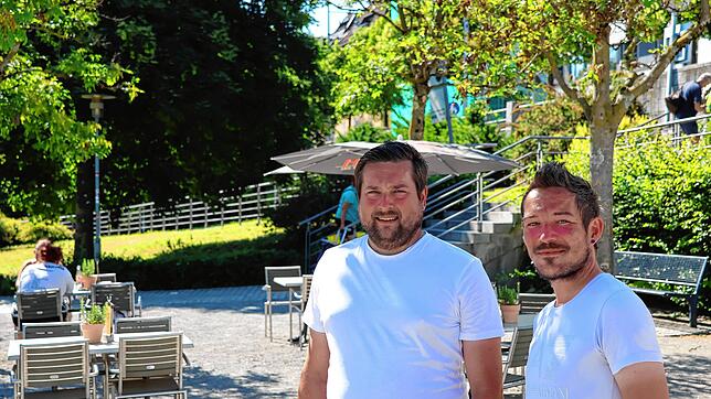 Stephan (links) und Thorsten Rauscher haben unterhalb des Stadtbahnhofs ihren Biergarten eröffnet.