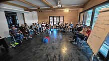 Interessierte treffen sich auf Einladung der Klettgeno und diskutieren zum Thema gemeinschaftliche Energiewende. Foto: Genossenschaft