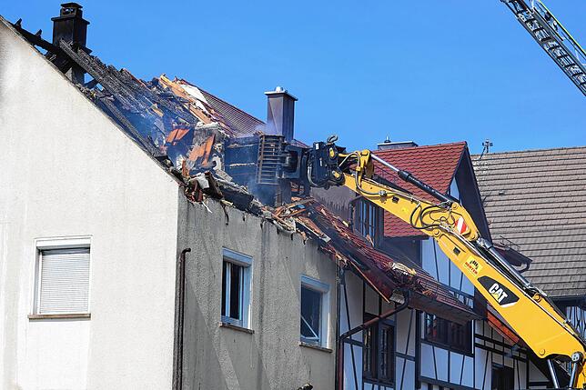 Der Bagger reißt den Rest des Daches ab, der noch nicht eingestürzt ist.