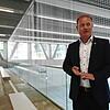 Überlingens Oberbürgermeister Jan Zeitler im neuen Sportzentrum der Stadt.