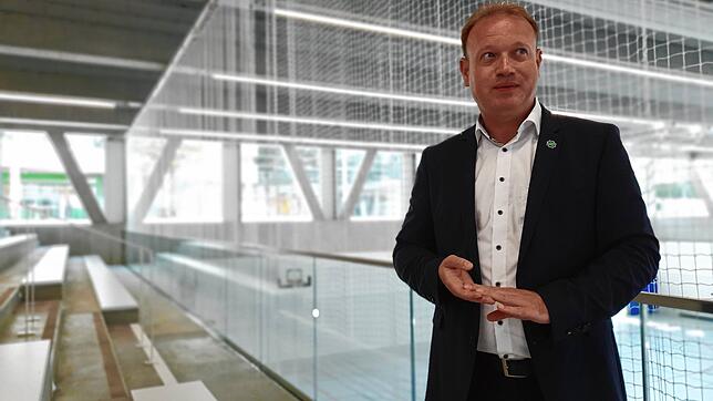 Überlingens Oberbürgermeister Jan Zeitler im neuen Sportzentrum der Stadt.