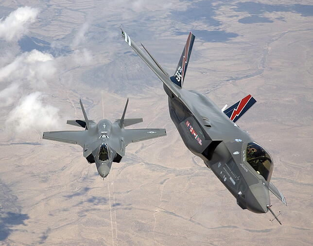 Zwei F-35 Kampfflugzeuge des US-Herstellers Lockheed Martin. Die Bundeswehr wird sie als Tornado-Nachfolger erwerben.