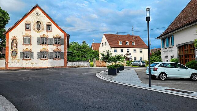 Ecke Hauptstraße/Peter-Thumb-Straße in Hilzingen: rechts das Pfarrer-Geißler-Haus, geradeaus das Haus mit Pfarrbüro der ...