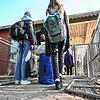 Flüchtlinge aus der Ukraine warten an der Hauptpforte der Landeserstaufnahmeeinrichtung (LEA) in Sigmaringen (Aufnahme vom März 2022), ...